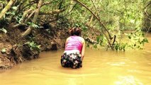 Awesome Girl Catch Snails in River How to Catch Snails in Cambodia