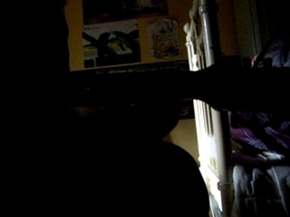 Tom joue l'intro de rape-me de nirvana à la guitare.