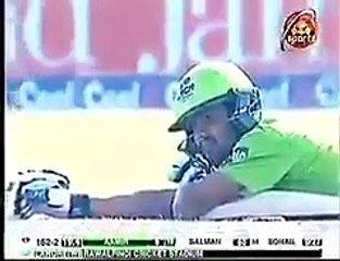 Attack of Bees during Peshawar Vs Lhr Match