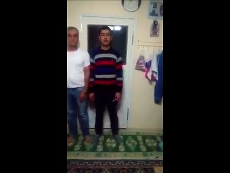 Ödev için tüm ailesini ingilizce tanıtıp tanıttığı kişiyle işi bitince omuz atıp gönderen aşırı samimi liseli