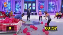 Döndür Şansını 19 Bölüm - Balon Patlatma Oyununda Larissa Gacemer'den Harika Performans