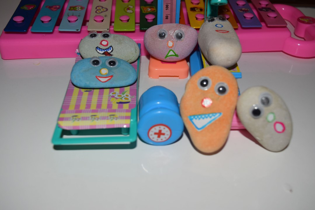 Bermain monster batu, (Play a Rock Monster)