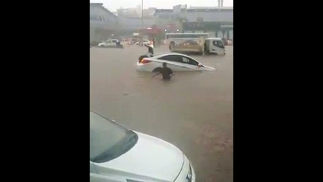 Roads in Jeddah flooded as heavy rain