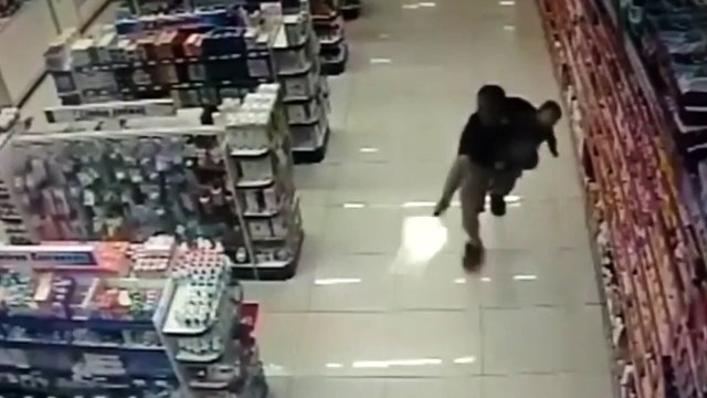 Policía fuera de servicio dispara con su hijo en brazos a dos atracadores | Imágenes que pueden herir su sensibilidad