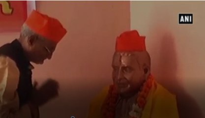 காந்தியை சுட்டவருக்கு சிலை.. பூஜை செய்யும் இந்து மகாசபா..வீடியோ