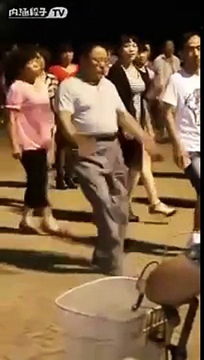 美女跳广场舞，晃得我头晕了！！ 配乐 《爱火》