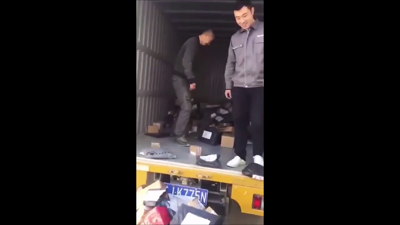 Ces livreurs chinois balancent les colis à coup de pied.. Aucun respect !