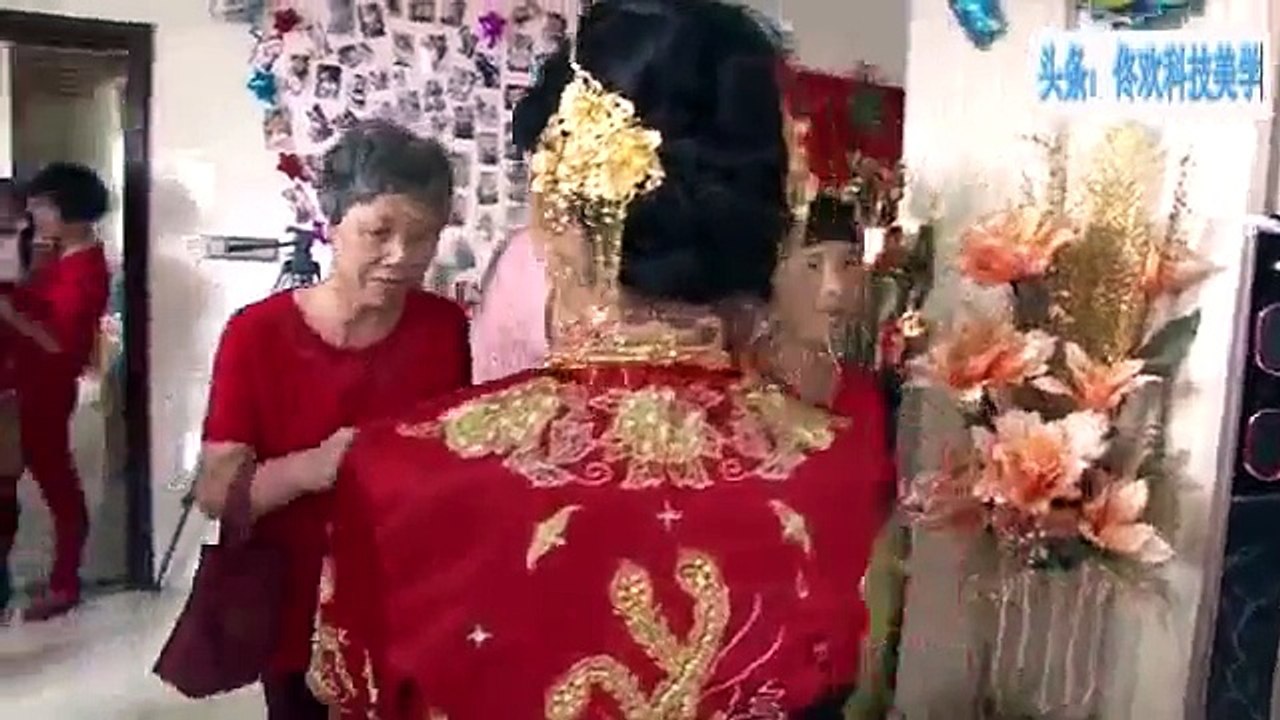 婆家娶回的新娘真有钱，刚进门就送婆家人这么重的礼，真阔气大方