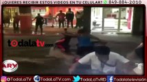 Mujer arrastrada por la corriente con todo y moto-Al Rojo Vivo-Video