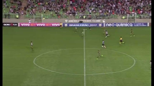 Cette frappe de 50 mètres termine sous la barre !