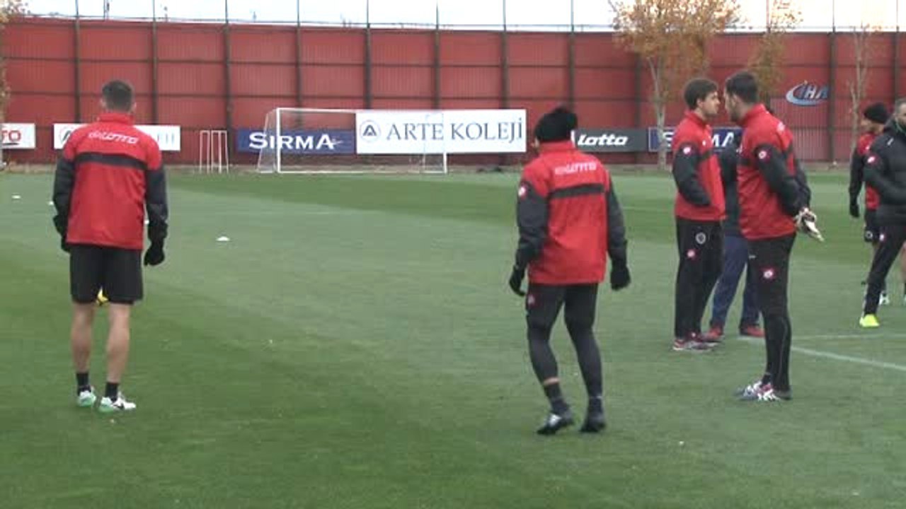 Ümit Özat: "Elimizi Taşın Altına Koyarak Değil, Gövdemizi Taşın Altına Koyarak Başaracağımıza...