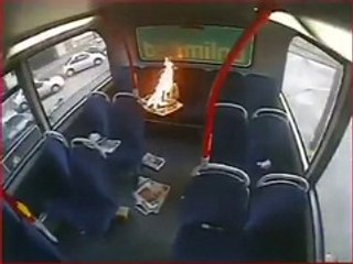 Télécharger la video: Ce jeune lance un incendie à l'arrière d'un bus à double étage à Londres