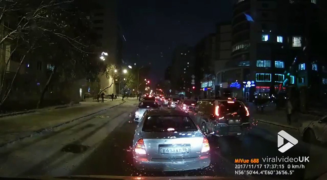 Traverser à pieds les embouteillages de nuit.. Grosse ERREUR !