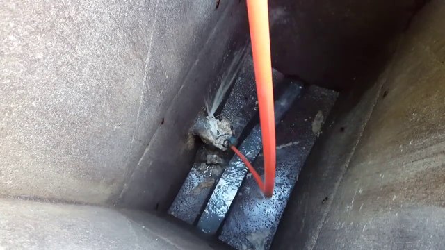 Débouchage impressionnant d'une canalisation par un plombier !