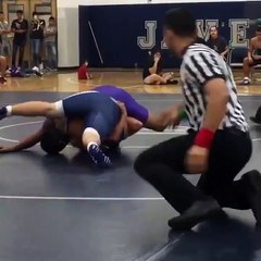 Cet arbitre de lutte a une façon géniale de ne rien rater de