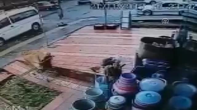 Başkentte Otomobil Kasap Dükkanına Girdi: 1 Yaralı