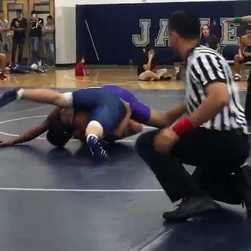 La glissade hilarante dun arbitre de lutte en plein duel