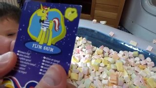 Полный бассейн с зефиром маршмэллоу с игрушками сюрприз Marshmallow pool with surprise toys