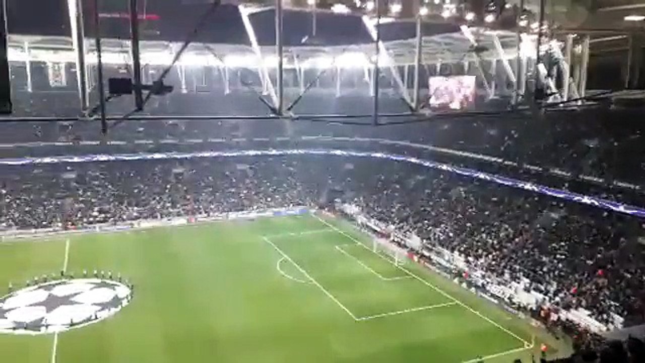 É assim o ambiente INFERNAL no estádio do Besiktas