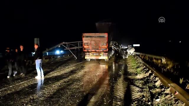 Damperi Açılan Tır Mobese Direğini Devirdi