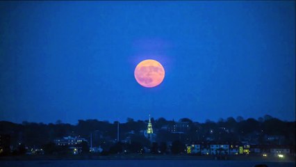 Il filme la pleine lune au dessus de Rhode island et c'est magnifique