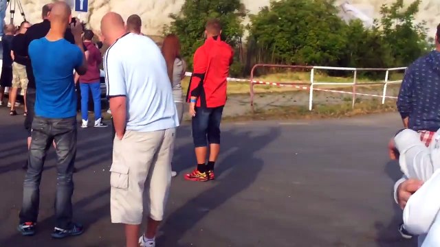 Ils assistent à une démolition et passe tout pret du drame : une pierre vient les froler