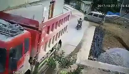 Kamyonun altından sağ çıktı - acemikamera