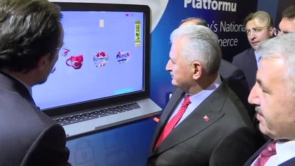 Başbakan Yıldırım, PTT Kargomat Standında İncelemelerde Bulundu