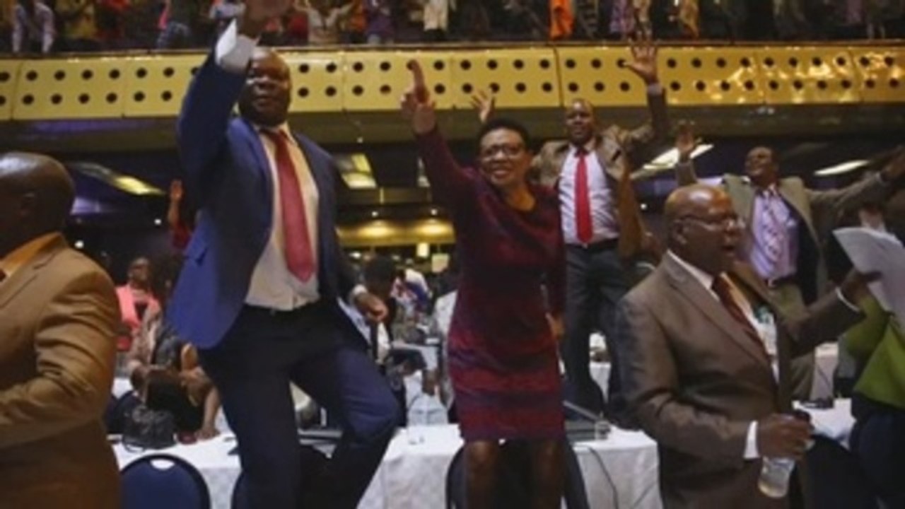 Las calles de Zimbabue reciben con euforia la dimisión de Mugabe