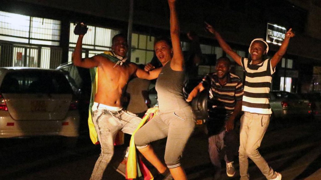 Mugabe-Gegner feiern