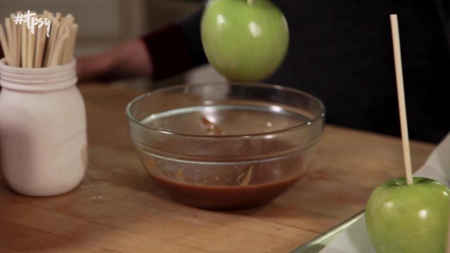 How to Make Perfect Caramel Candy Apples