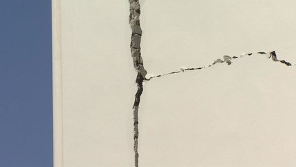 쩍쩍 갈라진 집에서 지내는 시골 마을 주민 / YTN