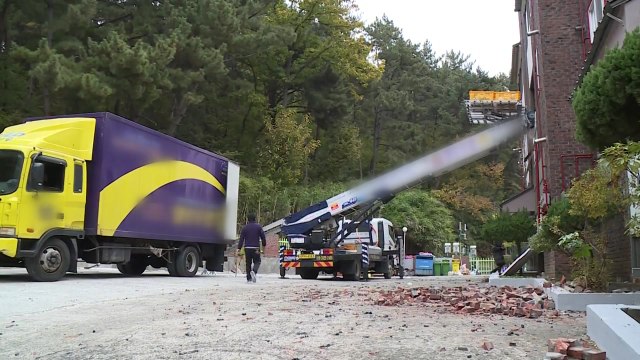 지진 피해 이재민, 새 아파트로 이사 시작 / YTN