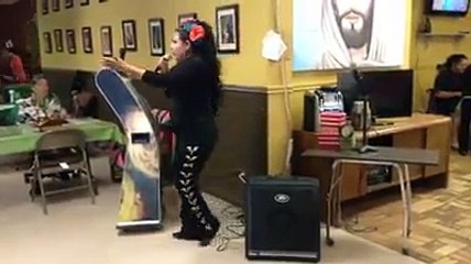 cantando en el karaoke en eagle pass tx ( willow creek )