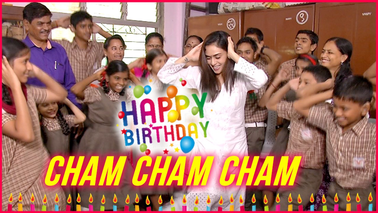 Amruta Khanvilkar's Birthday Celebration 2017 | Enjoy Dancing With The Childrens | Marathi Actress