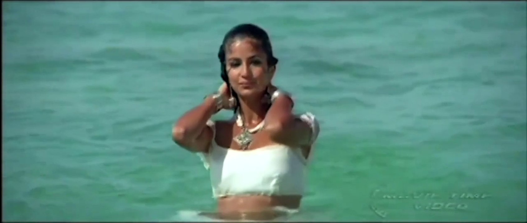 Katrina Kaif Hot Biki.ni! Indroduction Scene