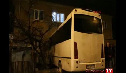 Halk otobüsü eve girdi