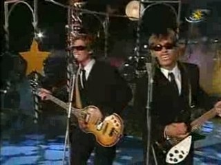 Worlds Apart Sie Liebt Dich