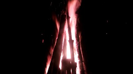 Vidéo et son de feu de camp - sons de cheminée relaxante (30 minutes)