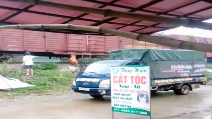Người dân vô ý thức treo đầy bao rác lên xe lửa