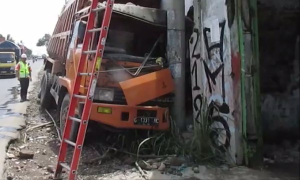 Waduh, Truk Ini Tabrak Tiang Listrik, 2 Kecamatan Mati Lampu