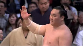 白鵬、嘉風に敗れ不服の表情で土俵上に立ち尽くす -Sumo