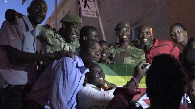 Les Zimbabwéens fêtent le départ de Robert Mugabe au pouvoir depuis 37 ans