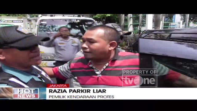 Belasan Kendaraan Diderek Petugas Razia Parkir Liar Di Kawasan Roxy, Jakarta Pusat