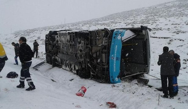Karlı yolda kayan özel halk otobüsü yan yattı: 18 yaralı