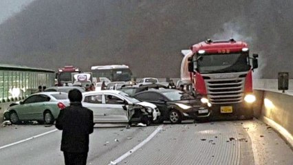 빙판길 고속도로 잇단 연쇄 추돌...출근길 조심! / YTN