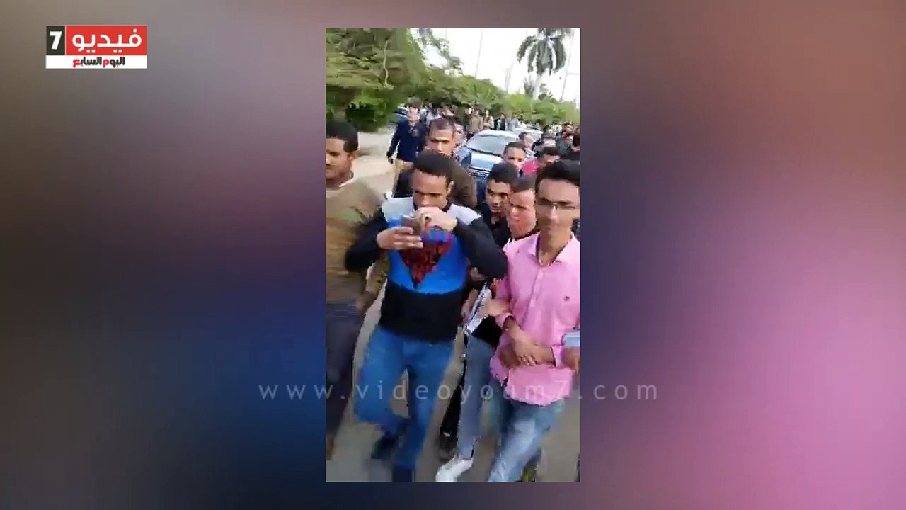 مسيرة صامتة لطلاب كلية إعلام الأزهر بعد وفاة زميلهم فى حادث سير "فيديو"