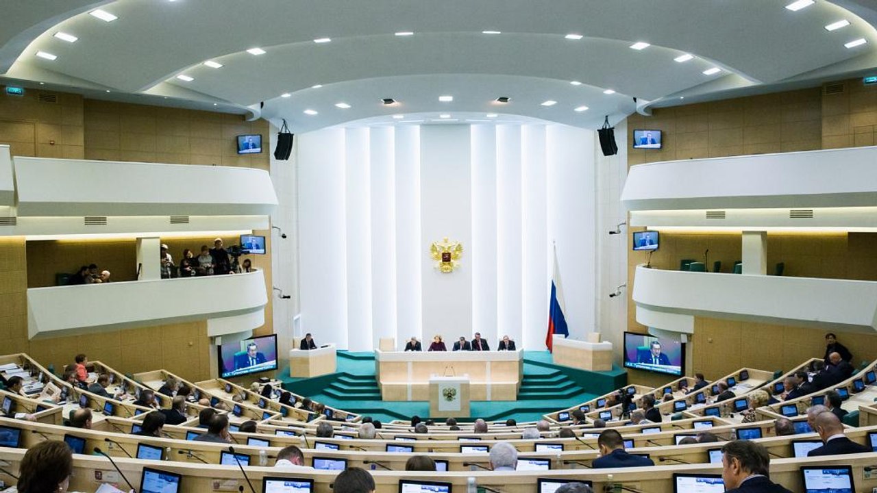 Совет Федерации РФ одобрил закон о СМИ-иностран...