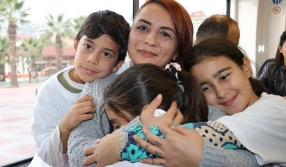 Tramvayda sosyal deney... Yolcular çocuklara böyle sahip çıktı