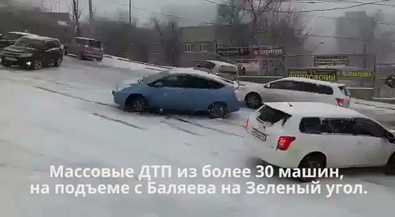 Conduite improbable au premier jour de neige en Russie à Vladivostok